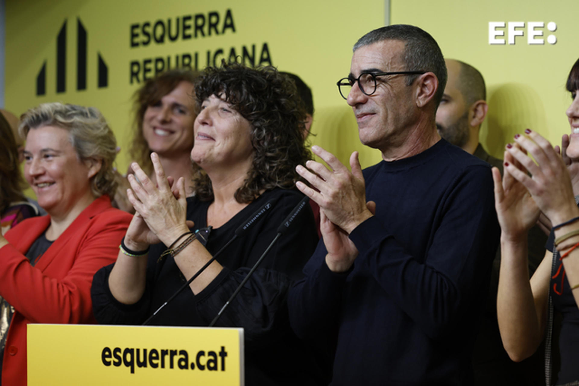 Xavier Godàs (c-d), de Nova Esquerra Nacional, durante su asistencia al Congreso de ERC, este sábado en Barcelona. Oriol Junqueras ha logrado este sábado el 48,3 % de los votos de la militancia para encabezar ERC y deberá jugarse la presidencia del partido con Xavier Godàs en una segunda vuelta el próximo 14 de diciembre, puesto que no ha conseguido sumar más de la mitad de los apoyos. EFE/ Alberto Estévez