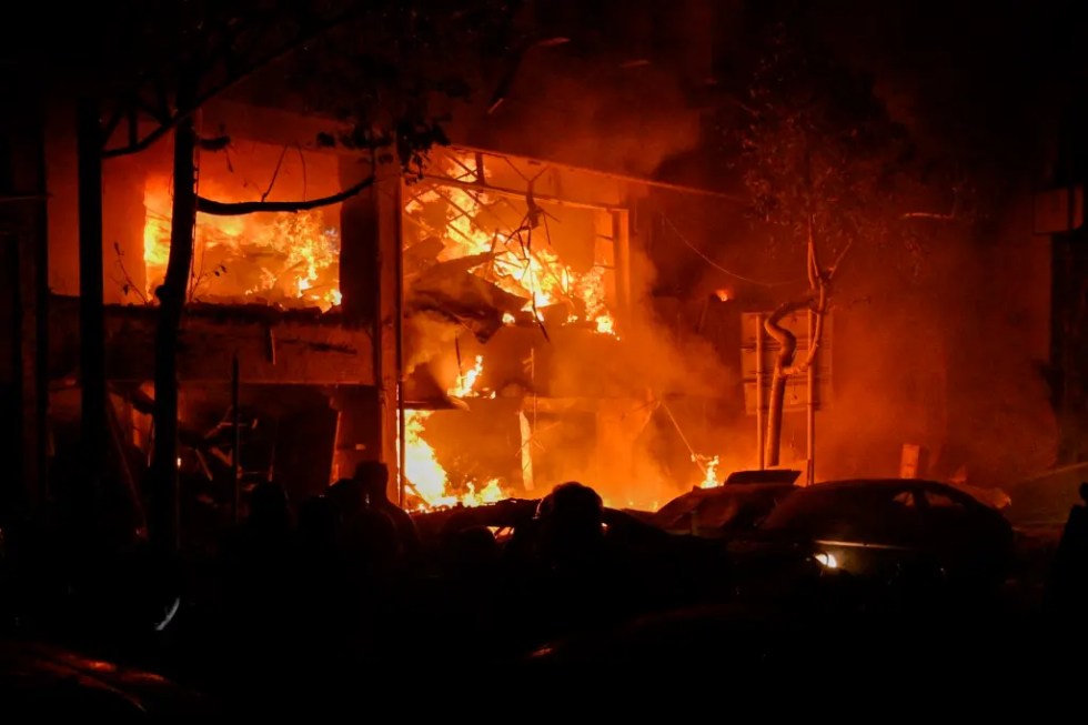 rss-efec1ebdfb68bb03162e214ffe59518450220b731b9w-1024x682-1 Personas observan los daños tras una explosión en Beirut, Líbano