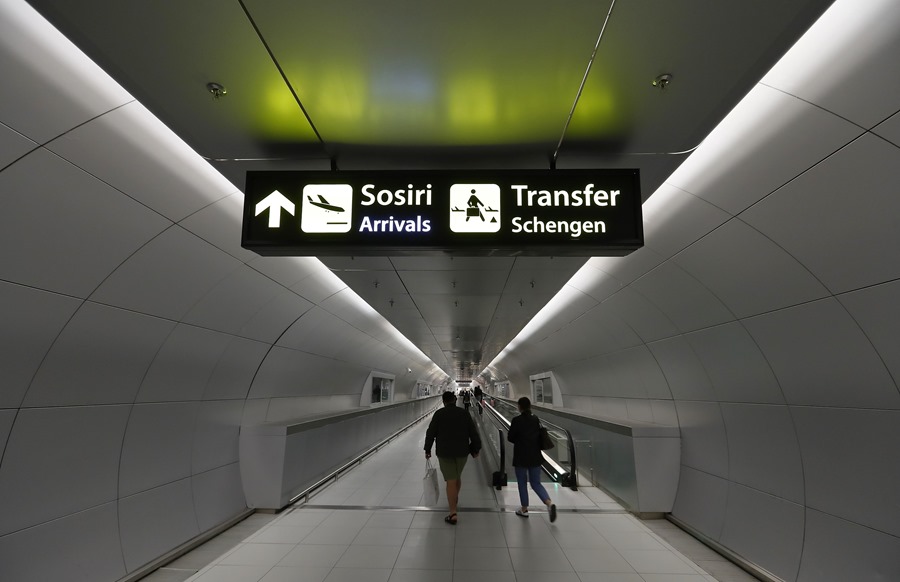 rumania-bulgaria-schengen os pasajeros que acaban de aterrizar en el Aeropuerto Internacional de Bucarest "Henri Coanda" van directamente a la recogida de equipaje sin tener que pasar por los procedimientos de control de pasaportes
