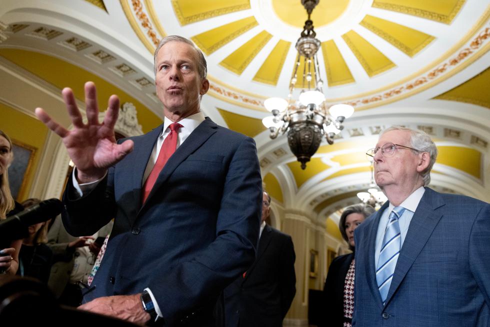 El líder del Partido Republicano en el Senado de EE.UU., Mitch McConnell (d), escucha al senador republicano de Dakota del Sur John Thune (i), en una fotografía de archivo. EFE/Michael Reynolds