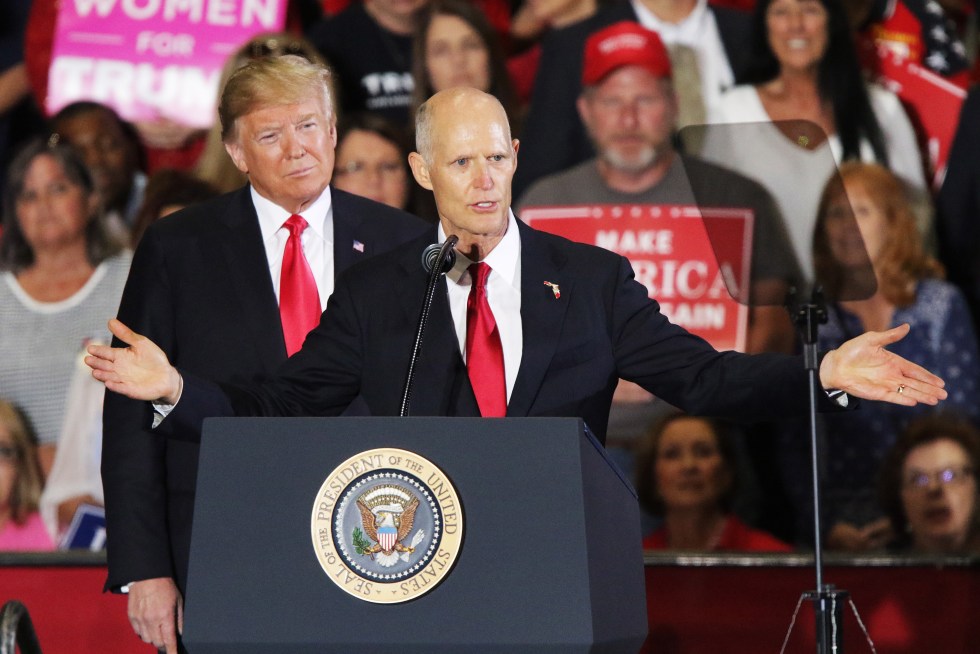 El senador republicano por Florida Rick Scott (c) durante un discurso en presencia de Donald Trump (i), en una fotografía de archivo. EFE/Dan Anderson