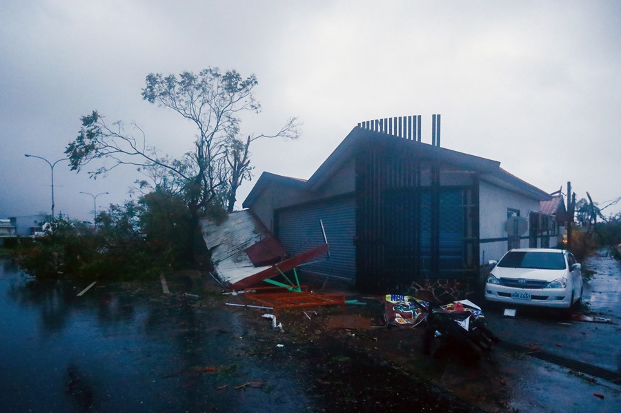 Casas destruidas cuando el tifón Kong-Rey toca tierra, en Hualien, Taiwá