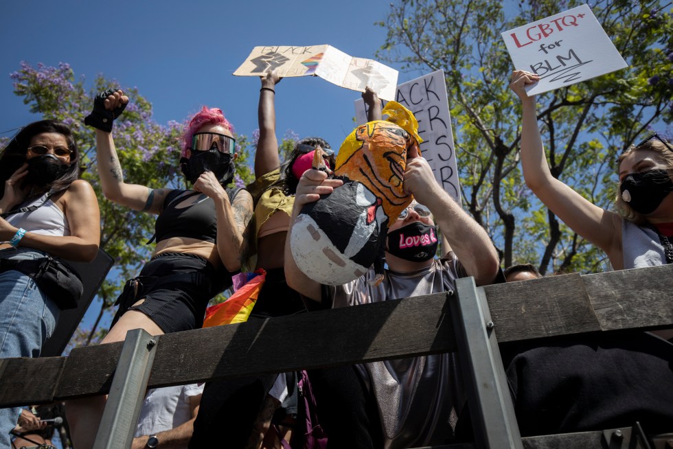 Pesonas de la comunidad LGTBI durante una protesta muestran un muñeco de Donald Trump, ganador de las elecciones a la Presidencia de EE.UU., en una fotografía de archivo. EFE/Christian Monterrosa