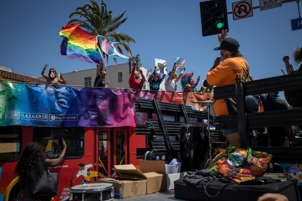 Pesonas de la comunidad LGTBI durante una protesta en contra de Donald Trump, ganador de las elecciones a la Presidencia de EE.UU., en una fotografía de archivo. EFE/Christian Monterrosa