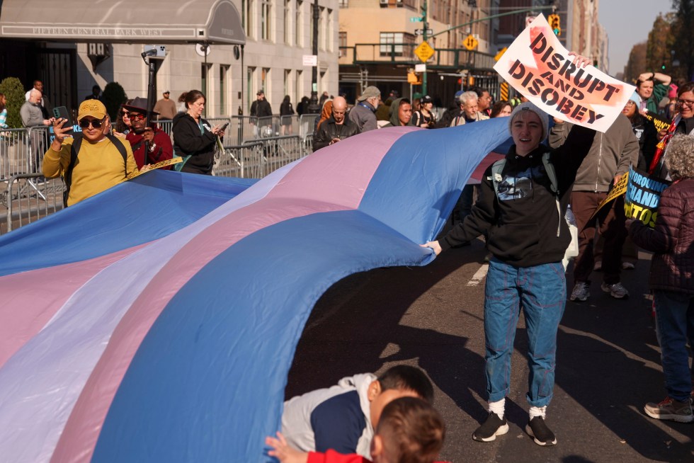 Vista de una bandera trans en una marcha que pide proteger los derechos tras las elecciones a la Presidencia de EE.UU., el 9 de noviembre de 2024, en Nueva York. EFE/Sarah Yenesel