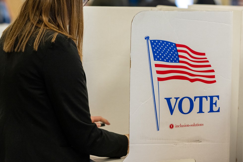 Una mujer vota en las elecciones a la Presidencia de EE.UU. entre Donald Trump y Kamala Harris, el 5 de noviembre de 2024. EFE/David Muse