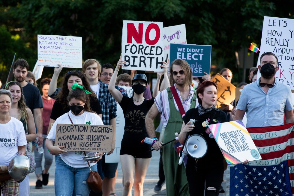 Personas muestran mensajes a favor de aborto en Estados Unidos, en una fotografía de archivo. EFE/Michael Reynolds