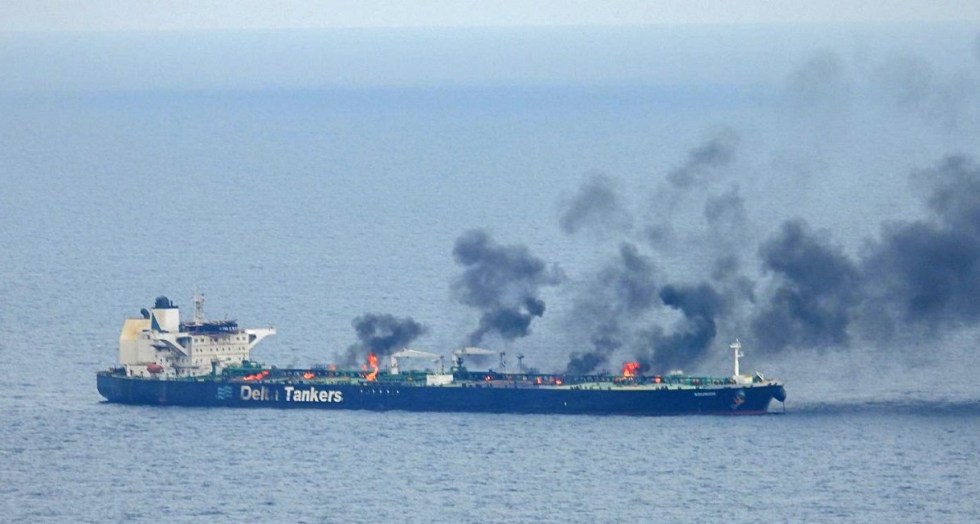 Fotografía cedida por EUNAVFOR Aspides que muestra al petrolero griego 'MV Sounion' en llamas tras un ataque de hutíes de Yemen en el mar Rojo, este 28 de agosto de 2024. EFE/EUNAVFOR Aspides