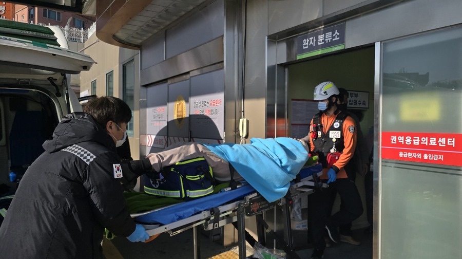 Un pasajero rescatado en un accidente de avión en Muan (Corea del Sur).