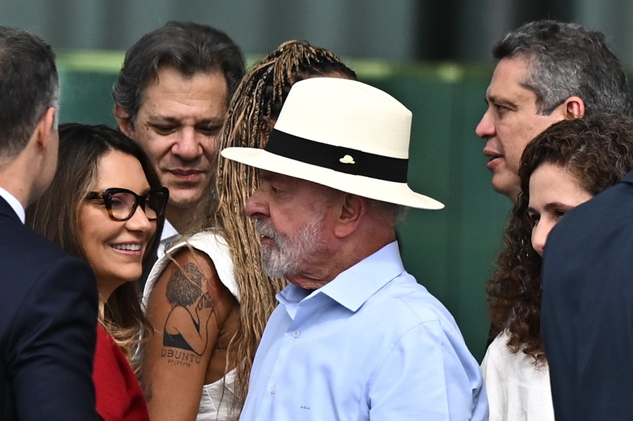 Fotografía del presidente de Brasil, Luiz Inácio Lula da Silva (c), luego de participar en una reunión ministerial el viernes 20 de diciembre. EFE/ Andre Borges