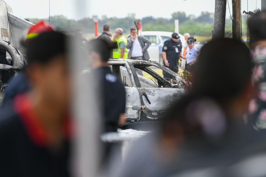 Personas observan los restos de un avión accidentado este miércoles, en San Fernando, Buenos Aires (Argentina). EFE/ Stringer