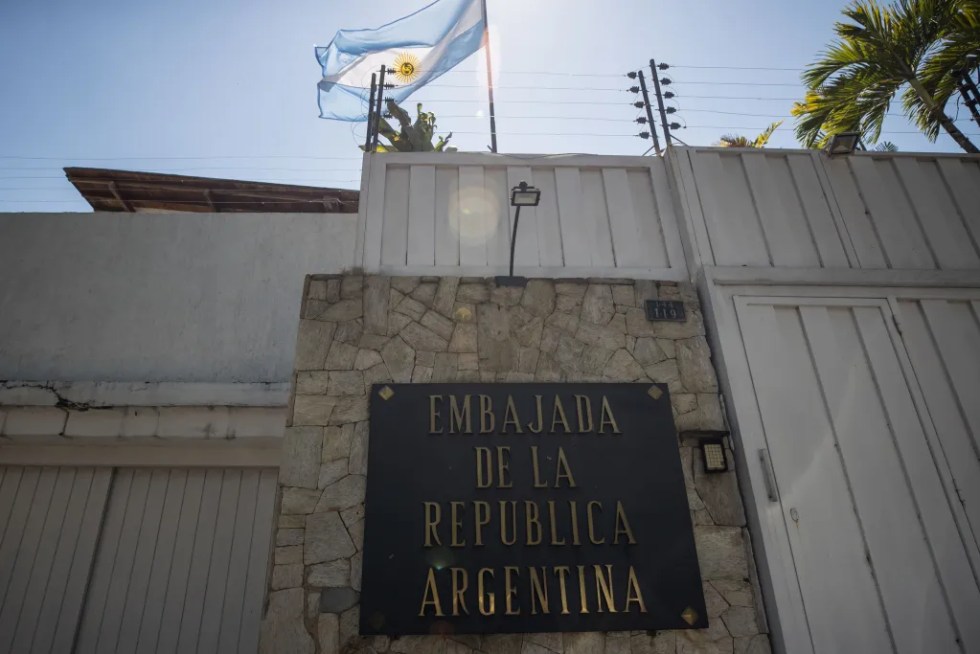 Fotografía de la sede de la Embajada de Argentina en Caracas (Venezuela), donde no hay diplomáticos del Gobierno de Javier Milei tras la expulsión ordenada por el presidente Nicolás Maduro. EFE/ Miguel Gutiérrez