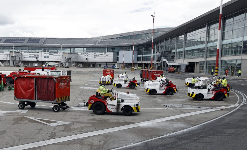 Trabajadores realizan labores en el aeropuerto El Dorado de Bogotá (Colombia), en una fotografía de archivo. EFE/ Mauricio Dueñas Castañeda