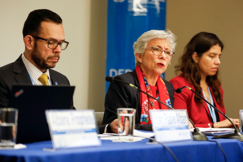 La experta del Comité de la ONU para la Desaparición Forzada, Carmen Rosa Villa (c) habla durante una rueda de prensa, el 5 de diciembre de 2024, en Bogotá (Colombia). EFE/ Juan Diego López