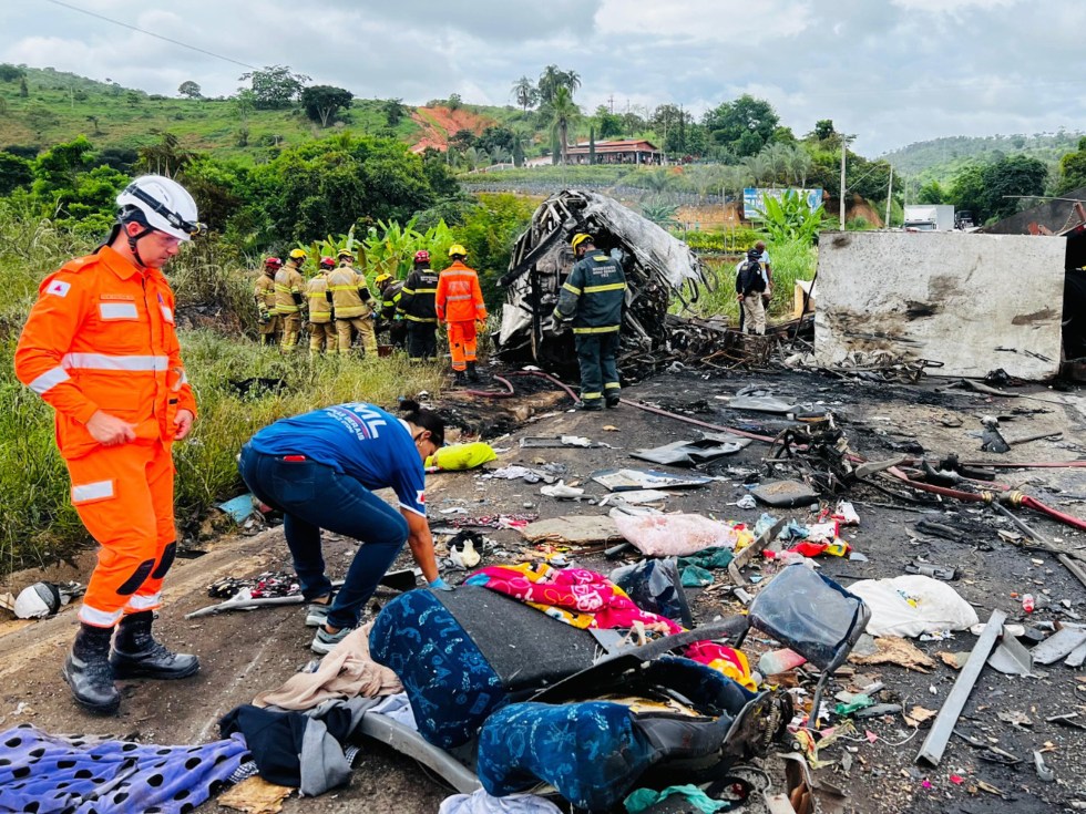 Fotografía cedida este sábado por Bomberos de Minas Gerais que muestra bomberos recorriendo la zona donde ocurrió el accidente de un autobús cerca de la ciudad de Teófilo Otoni, en el Estado de Minas Gerais (Brasil). EFE/Bomberos de Minas Gerais