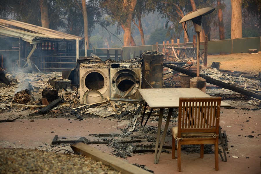 Vista de una zona afectada por las llamas del incendio Franklin, en Malibú, California (EE.UU.), este 10 de diciembre de 2024. EFE/Allison Dinner