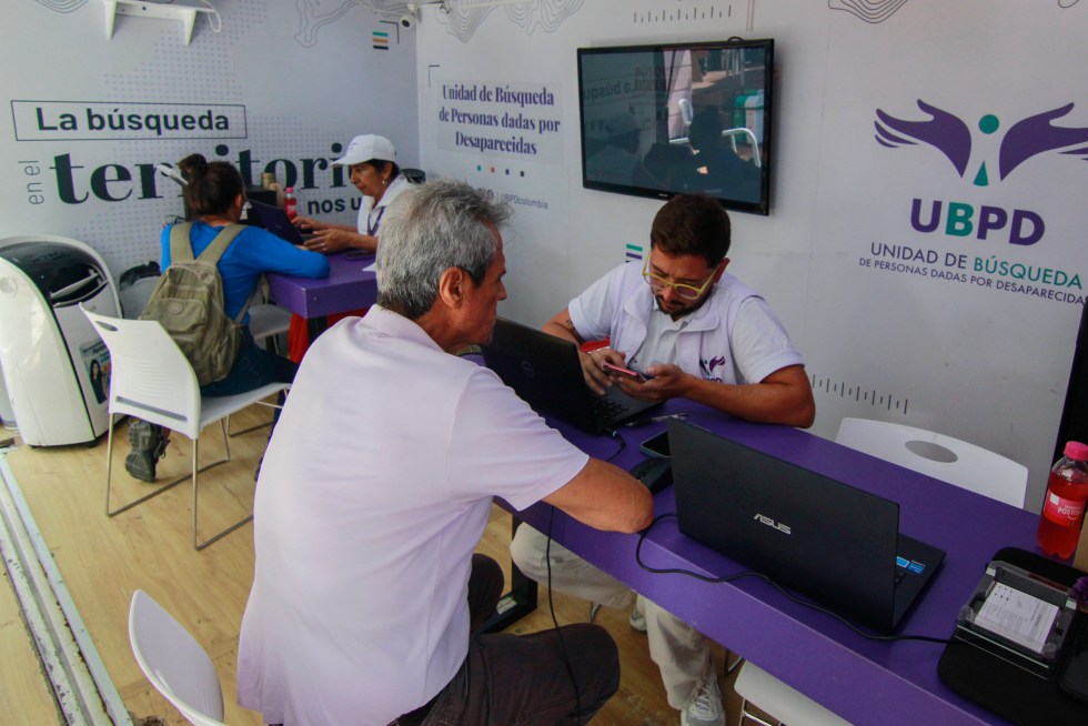 Integrantes de la unidad móvil de la Ruta Buscadora de la Unidad de Búsqueda de Personas Dadas por Desaparecidas (UBPD) atienden a familiares de víctimas, en Cúcuta (Colombia). EFE/ Mario Caicedo