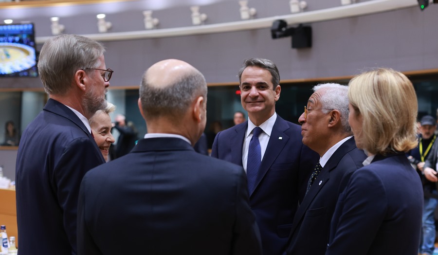 (De izquierda a derecha) La Presidenta de la Comisión Europea, Ursula von der Leyen, el Primer Ministro de Grecia, Kyriakos Mitsotakis, y el Presidente del Consejo Europeo, Antonio Costa