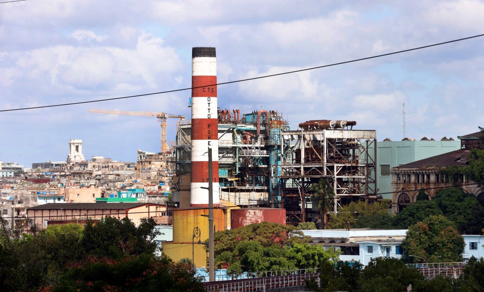 Fotografía de la Central Termoeléctrica Otto Parellada, este miércoles en La Habana (Cuba). EFE/ Ernesto Mastrascusa