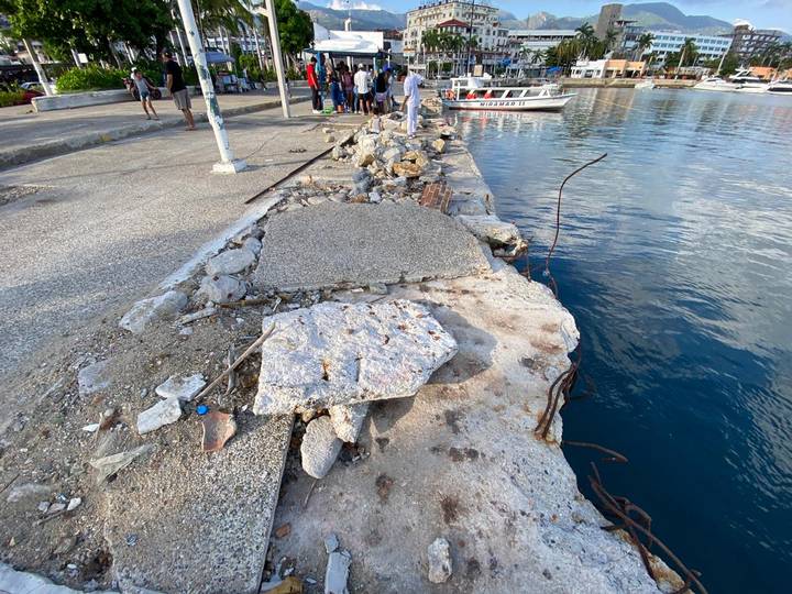 En el abandono, los dos principales corredores turísticos de Acapulco - deteiroro-en-atracaderos-de-el-malecon