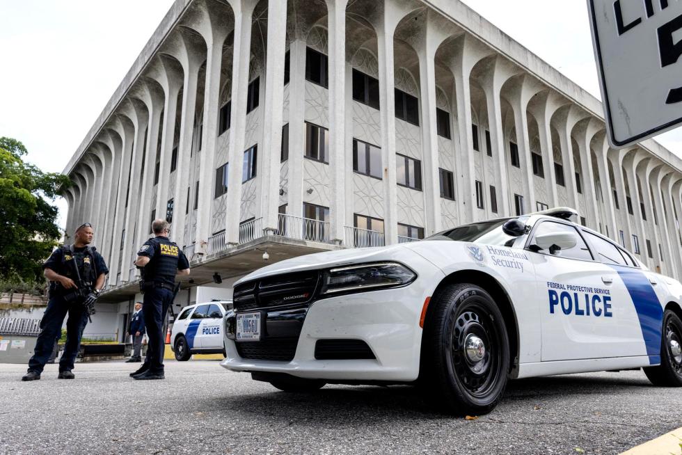 Fotografía de archivo de oficiales de Seguridad Nacional afuera del edificio federal Paul G. Rogers y el tribunal de los EE. UU., donde entonces fue arrestado Ryan Wesley Routh. EFE/EPA/Cristobal Herrera-Ulashkevich