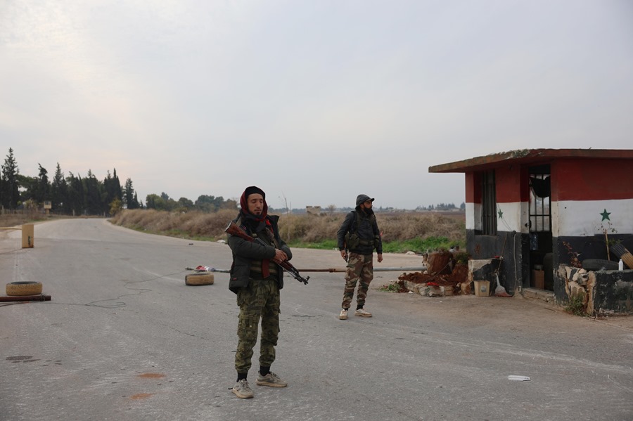 Combatientes aseguran la zona del aeropuerto de Hama después de tomar el control de la ciudad en Siria.