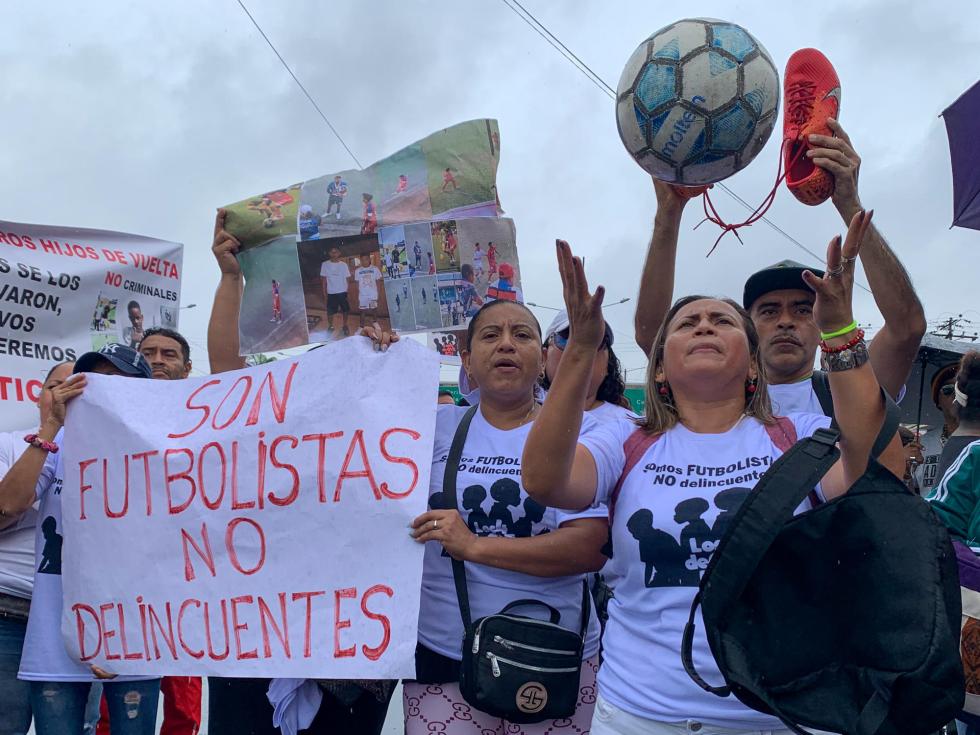 Familiares de los cuatro menores ecuatorianos desaparecidos sostienen carteles durante un plantón en los exteriores de la Fiscalía de Guayaquil este martes, en Guayaquil (Ecuador). EFE/ Cristina Bazán