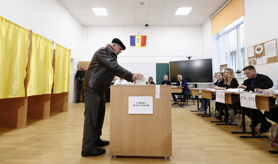 Un hombre votando en las elecciones parlamentarias de Rumanía.