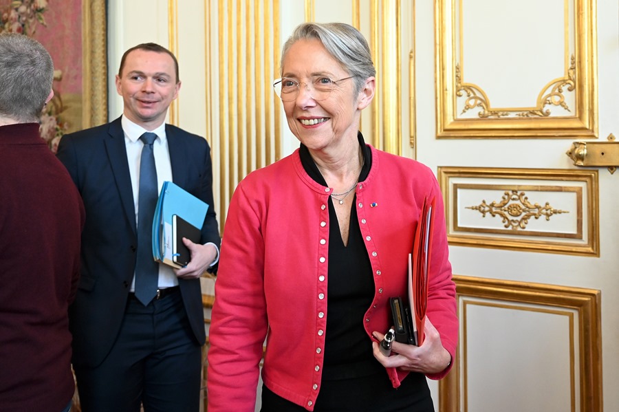 La primera ministra de Francia, Élisabeth Borne, al inicio de la reunión de hoy con los sindicatos por las pensiones.