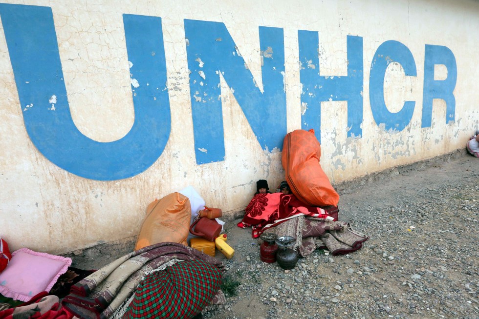 En esta imagen de archivo desplazados internos esperan para recibir ayuda humanitaria ACNUR de Naciones Unidas en Herat, Afganistán.