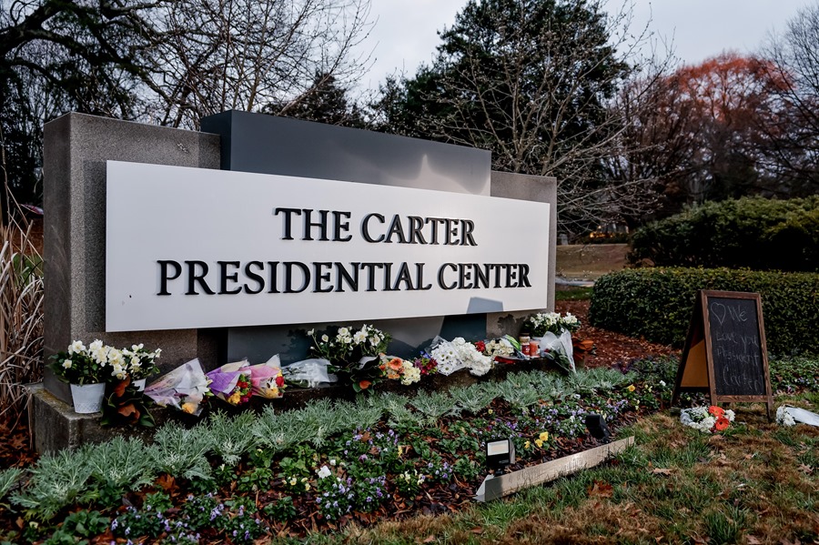 Memorial con flores en homenaje a Jimmy Carter.