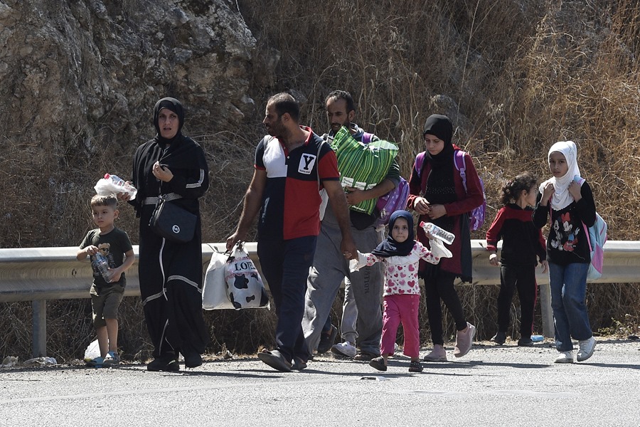 Familias libanesas huyen del sur del Líbano por los ataques israelíes.