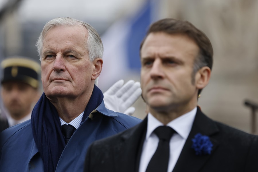 El presidente de Francia, Emmanuel Macron (d), y su primer ministro, Michel Barnier (i).