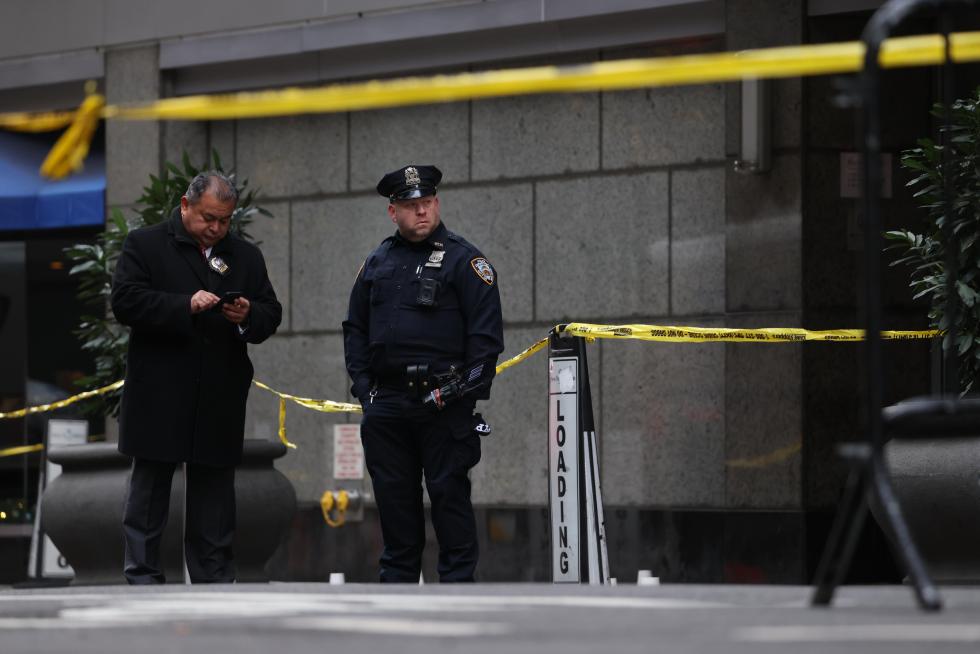 manhattan-director2 Policías de Nueva York investigan en la escena de un crimen en el que murió tiroteado Brian Thompson, director ejecutivo de la aseguradora de UnitedHealthcare, este 4 de diciembre de 2024, en Nueva York. EFE/Justin Lane