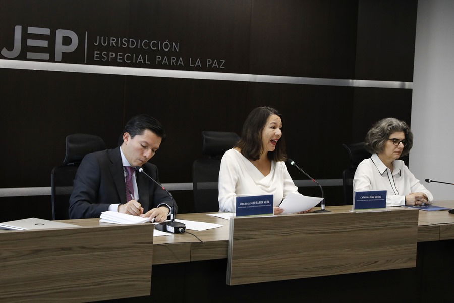 Magistrados de la Jurisdicción Especial para la Paz (JEP) anuncian decisiones en el caso general retirado Mario Montoya por falsos positivos, en una fotografía de archivo. EFE/ Carlos Ortega