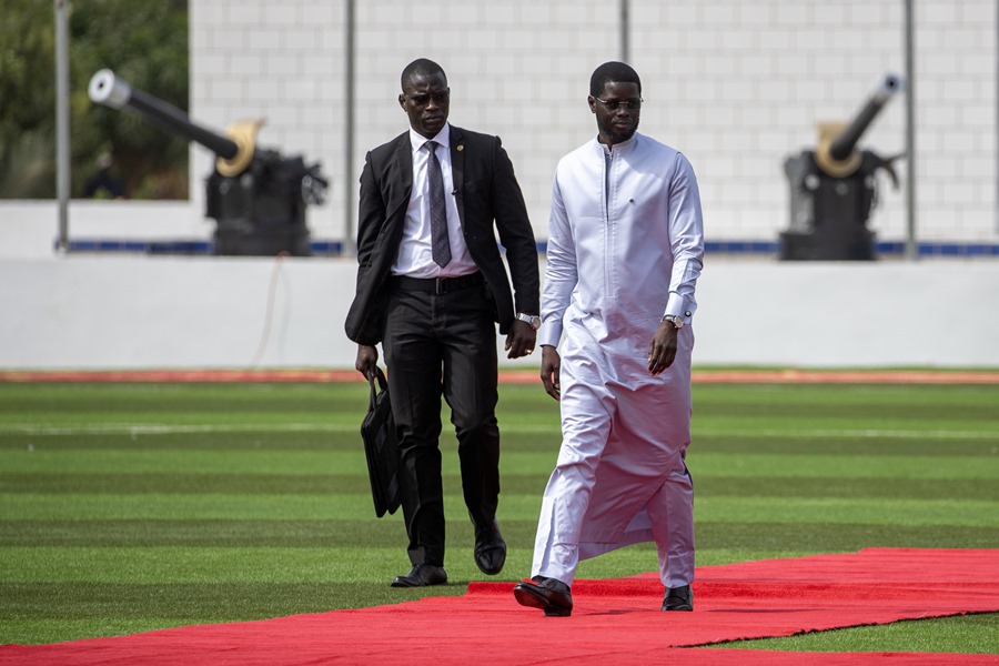 El presidente de Senegal, Bassirou Diomaye Faye (c), durante la conmemoración del 80 aniversario de la masacre de Thiaroye.