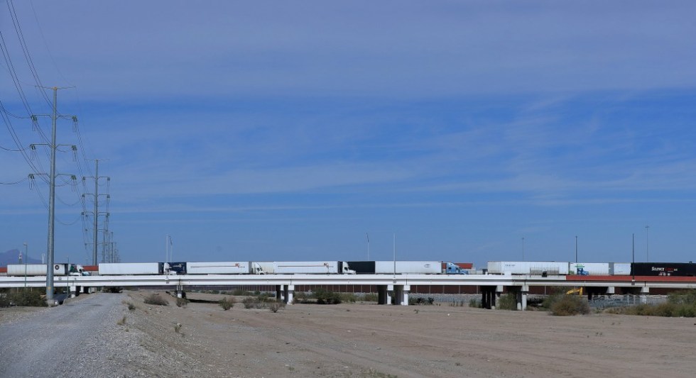 mex6676-mexico-eeuu-1024x557-1 Fotografía del 30 de noviembre de 2024 de camiones en el Puente Internacional Zaragoza, en Ciudad Juárez, Chihuahua (México). En la maquila mexicana se respira intranquilidad por el amago de aranceles de Trump contra México.