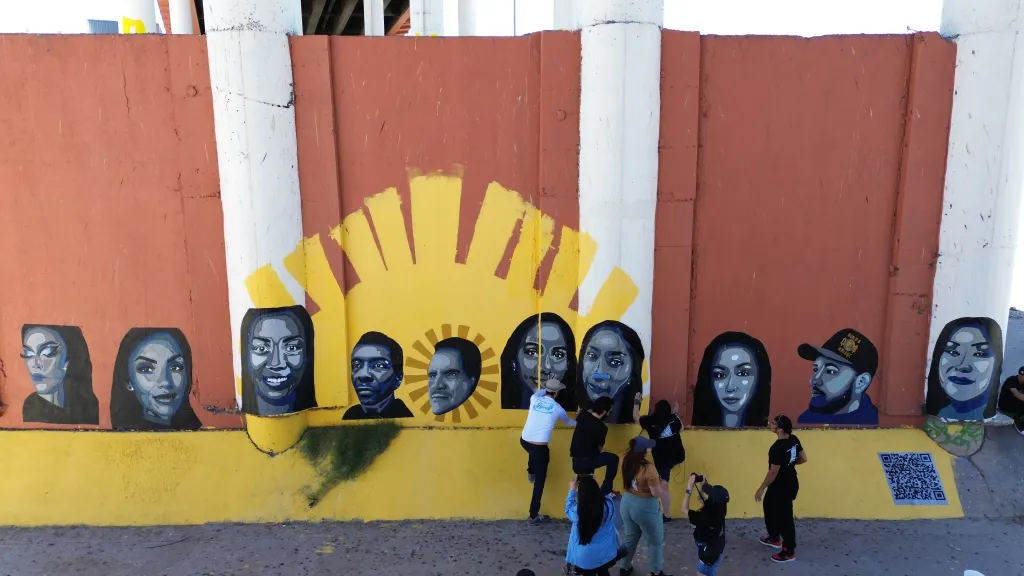 En esta imagen de archivo activistas pintan un mural con rostros de migrantes deportados bajo el puente Internacional Paso del Norte en Ciudad Juárez, en México. El país se prepara para recibir a posibles deportados de EE.UU.