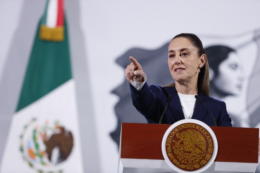 La presidenta de México, Claudia Sheinbaum, habla durante una rueda de prensa este viernes, en Palacio Nacional de la Ciudad de México (México). EFE/Mario Guzmán