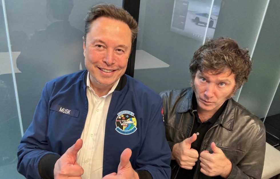 Fotografía divulgada en las redes de Javier Milei donde aparece el presidente de Argentina, Javier Milei (d), junto al empresario Elon Musk durante una reunión. EFE/ Redes de Javier Milei