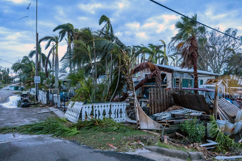 Vista de daños causados por el paso del huracán Milton por Bradenton, Florida, este 10 de octubre de 2024. EFE/Cristóbal Herrera