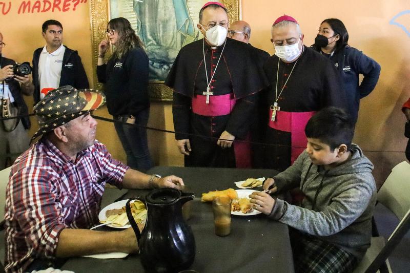 Iglesia pide respeto a la dignidad de los migrantes - monsenor-joseph-spiteri-en-albergue-migrante-de-tijuana-1024x682