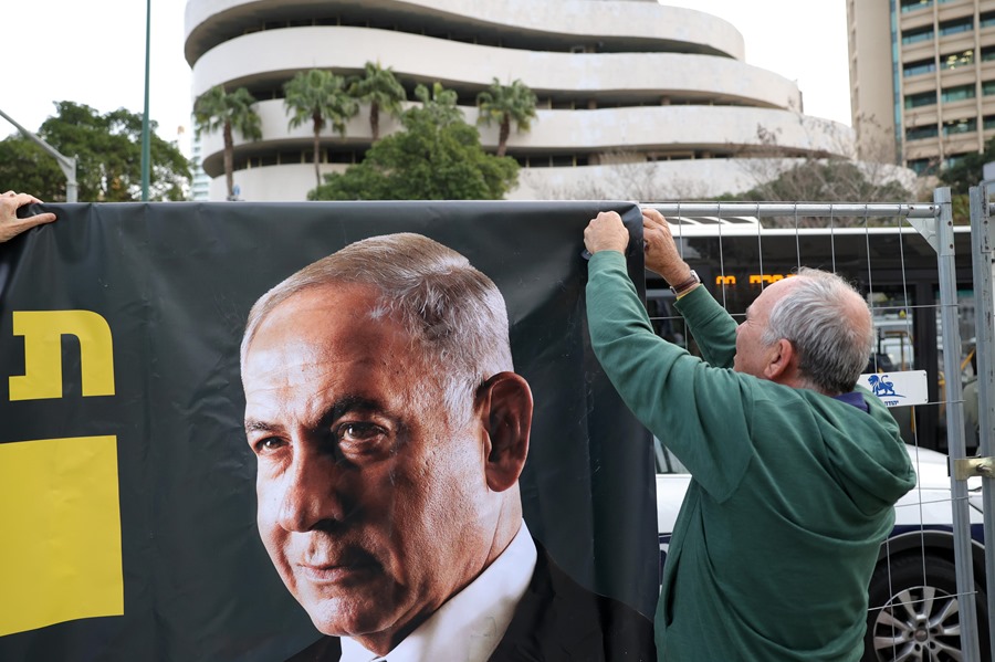 Manifestantes anti-Netanyahu cuelgan un cartel frente al Tribunal de Distrito de Tel Aviv,