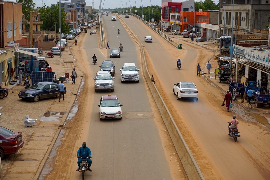 Circulación en una de las principales calles de Niamey, la capital de Níger