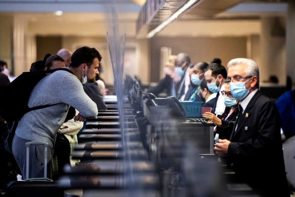 Vista de personas con mascarilla, en un aeropuerto de EE.UU., para prevenir el contagio de la covid-19 por recomendación de la Organización Mundial de la Salud (OMS), en una fotografía de archivo. EFE/Etienne Laurent