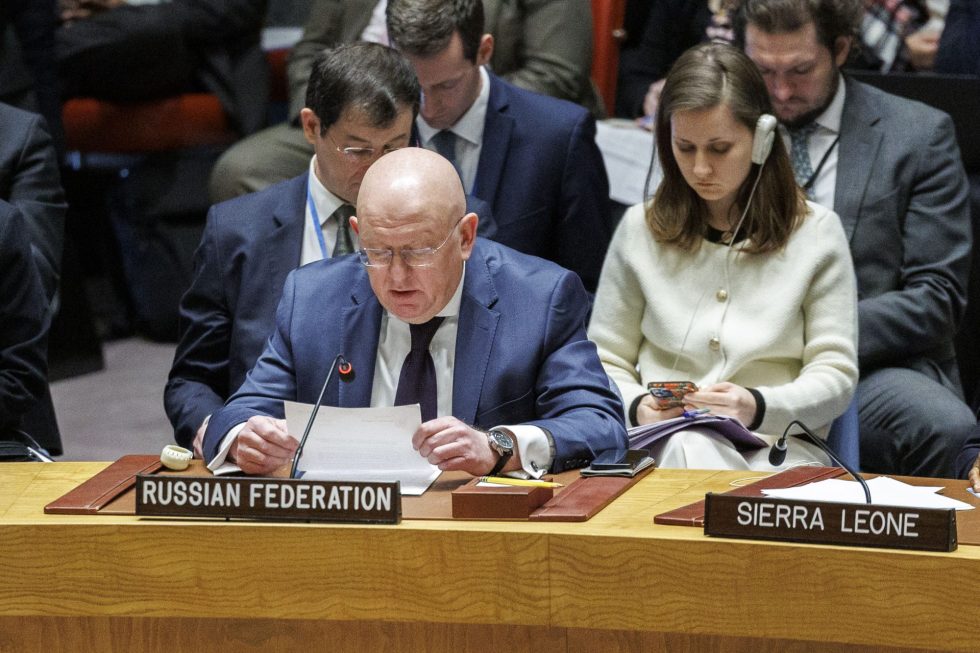 El embajador de Rusia en la ONU, Vasili Nebenzia, participa en una sesión en la que se vota una resolución sobre Gaza en el Consejo de Seguridad, este 25 de marzo de 2024, en Nueva York (EE.UU.). EFE/ Sarah Yenesel