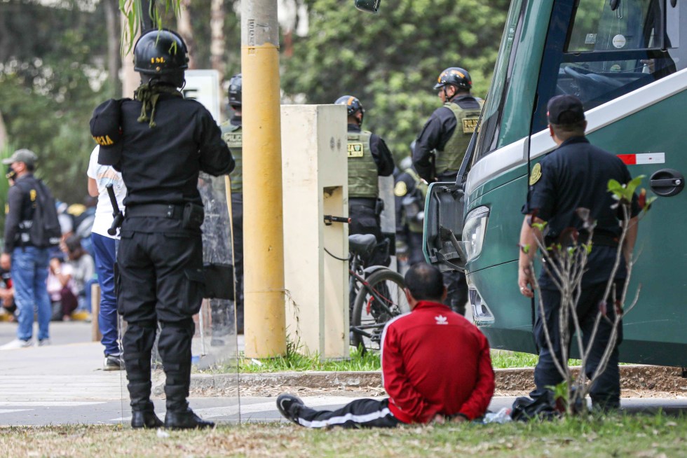 La Policía de Perú detiene a una persona, en una fotografía de archivo. EFE/Connie Calderón