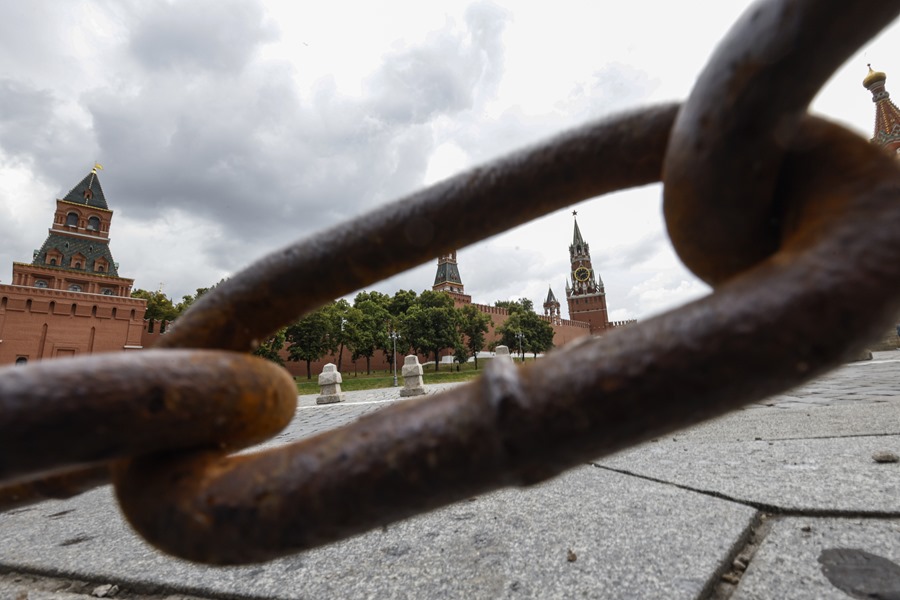 Detrás de la cadena se ve una torre Spaskaya del Kremlin de Moscú