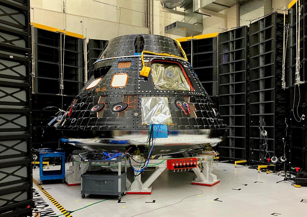 Fotografía de la cápsula Orión para la misión Artemis II, hoy, en el Centro Espacial John F. Kennedy, de Cabo Cañaveral, en Florida (EE.UU.). EFE/Ana Mengotti