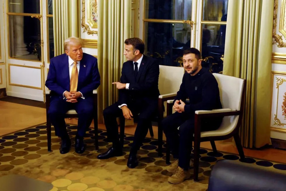 El presidente francés Emmanuel Macron (C), el presidente electo de EE. UU. Donald Trump (L) y el presidente de Ucrania Volodymyr Zelensky asisten a una reunión trilateral en el Palacio del Elíseo.